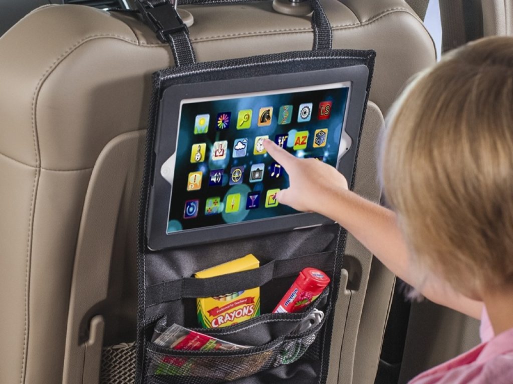Bimbi e mal d'auto: niente videogiochi per prevenirlo
