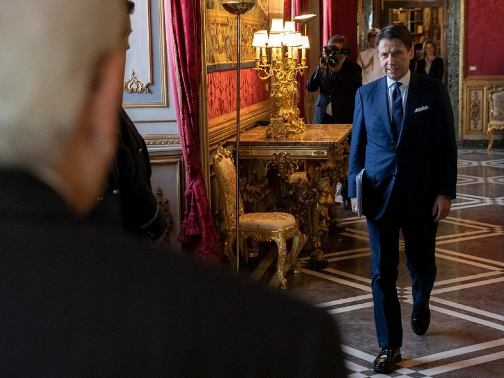 Il premier Conte si è dimesso, finisce la seconda esperienza di governo con la maggioranza Pd-M5s-LeU: Mattarella domani avvia le consultazioni