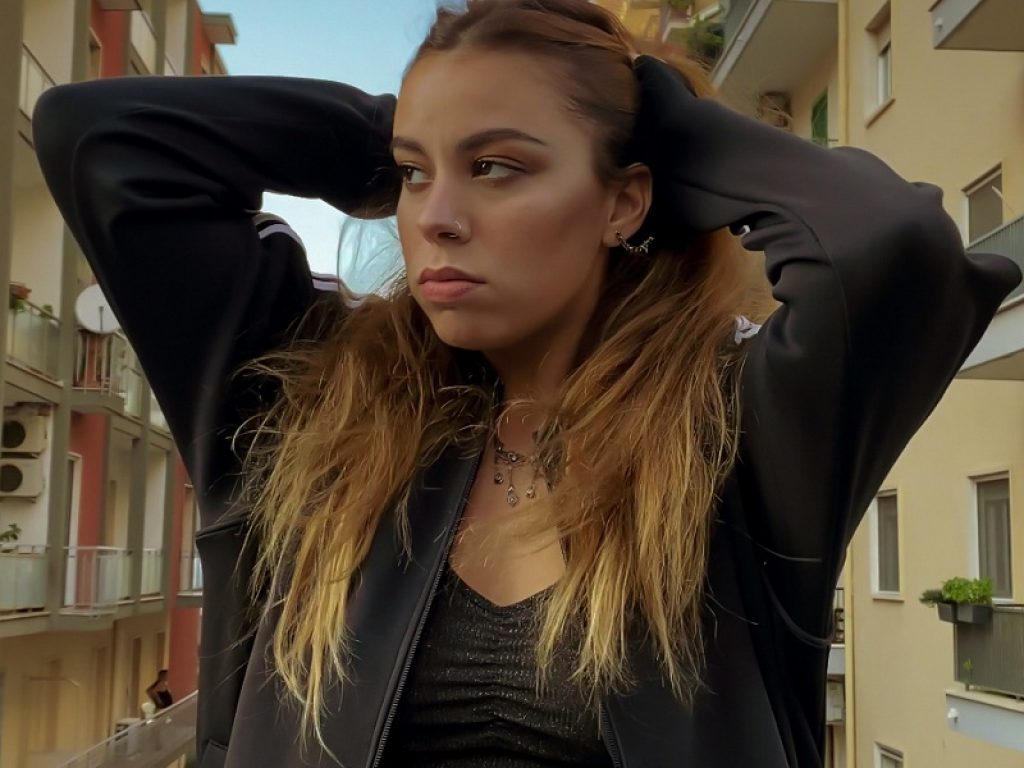 Fuori "Pavimento", il secondo singolo di Moanne: il brano dell’artista barese Melinda Amato è caratterizzato da un’elettronica sensuale e notturna