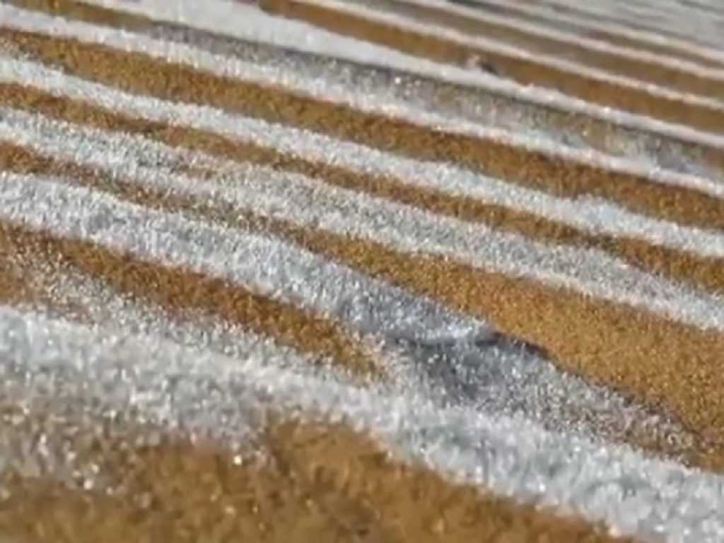 La neve torna a imbiancare il deserto del Sahara