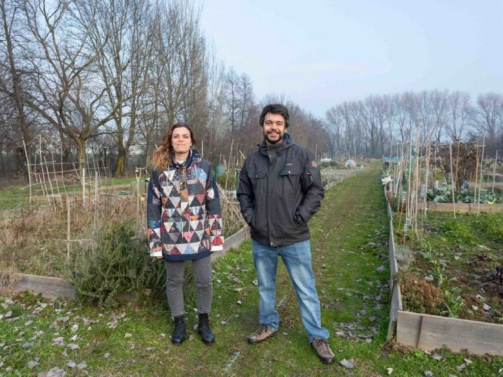 Le Sardine di Bologna senza piazza ripartono dagli orti. Il raccolto nelle mense delle Cucine Popolari di Roberto Morgantini: “Pure questa è politica”