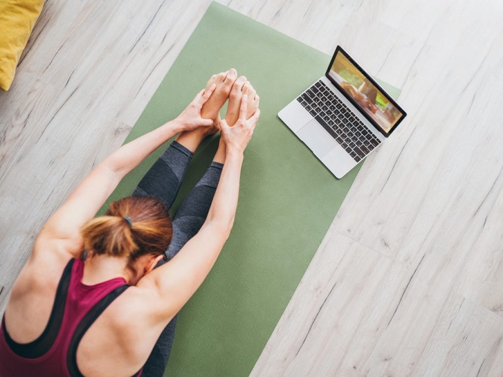 Sport in casa: i benefici dello stretching