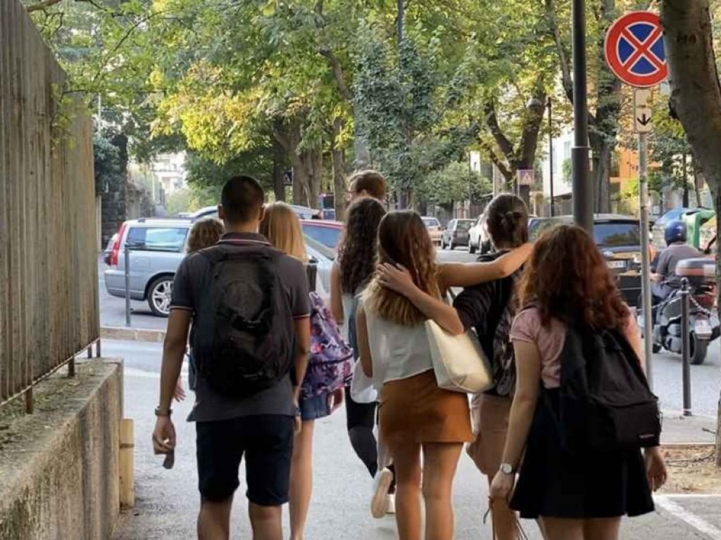 Bus e treni regionali gratuiti in Emilia-Romagna per gli studenti under 19 nei percorsi casa-scuola e per il tempo libero: attiva la piattaforma per richiedere l’abbonamento