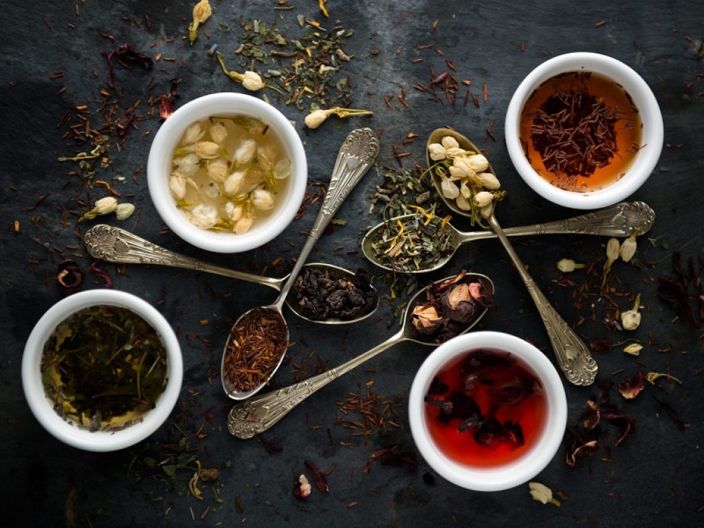 Ritenzione idrica: i benefici delle tisane drenanti