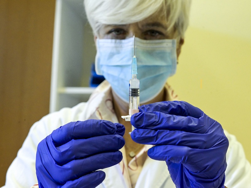 Vaccini Covid: il ministro Speranza annuncia l'arrivo della circolare sulla terza dose. Ancora in stallo l'estensione del Green Pass e il rafforzamento dell'obbligo