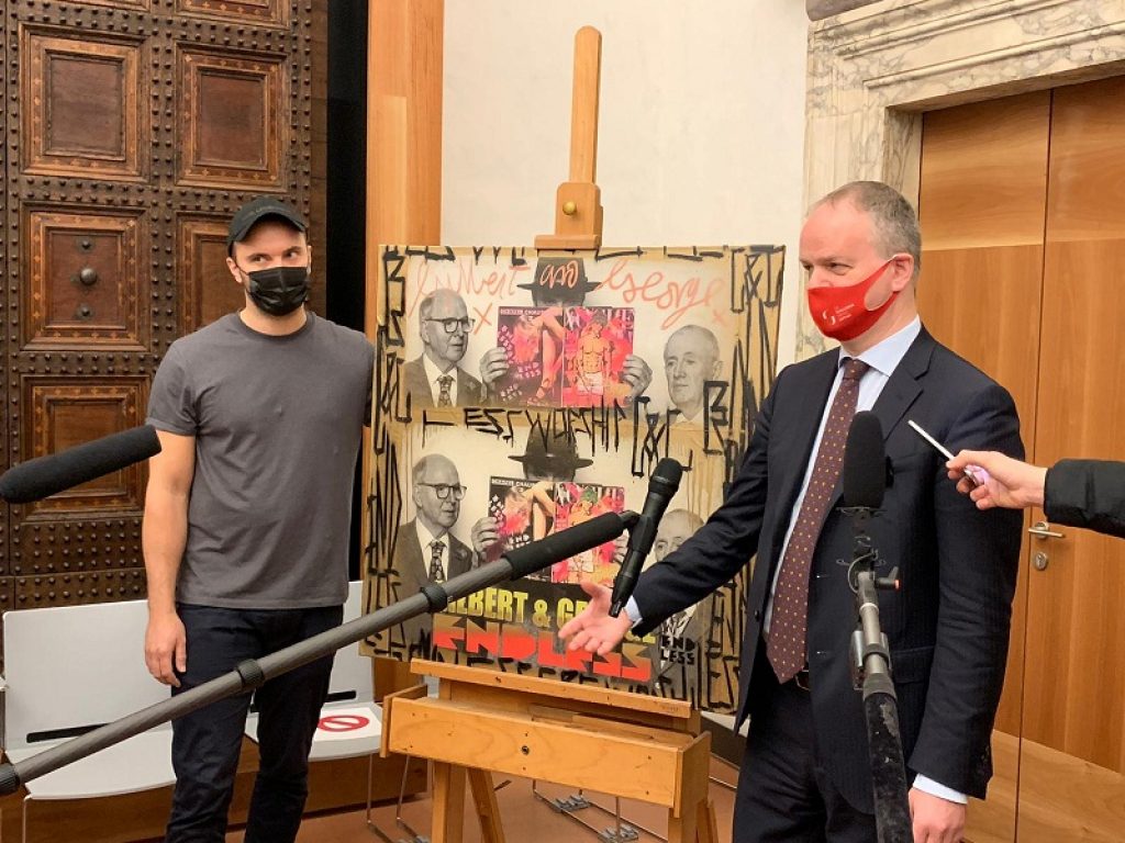 La street art agli Uffizi con l'autoritratto di Endless