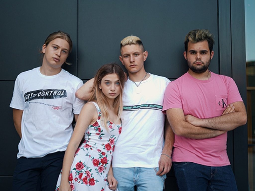 disponibile in rotazione radiofonica “CITTÀ DI CARTA” (BIT Records), il nuovo singolo di LIAM. “CITTÀ DI CARTA” è un brano nato dalla penna di Simone Vianello, in arte LIAM, e Davide Caregnato (Care) , con la solita produzione di Highdom. La canzone presenta uno stile pop/rap/ indie con musicalità moderne, fresche e ampie che contribuiscono al coinvolgimento emotivo dell’ascoltatore. Il testo si riferisce a un desiderio, un sogno, qualcosa di prezioso a cui siamo legati mentalmente ed emotivamente e che, per questo, preserviamo con tutte le nostre forze. La continua ricerca di un ricordo, di un rimpianto, di qualcosa che ha perso, porta Liam a rifugiarsi nuovamente in un testo malinconico, ma ottimista, ricolmo di speranza. Spiega Liam a proposito del brano: «Una città di carta è una città inventata dai cartografi per rendere le proprie mappe inimitabili. Penso che ognuno tenga con sé una città di carta, dove ci sentiamo bene, dove ci sentiamo vivi. Ma al tempo stesso sappiamo che è troppo fragile per non volare via col vento, e troppo vulnerabile per non spezzarsi con la pioggia. Ma nonostante questo, ce la teniamo stretta sotto la giacca. Perché? Perché non ci interessa quanto essa possa essere fragile o vulnerabile. A noi interessa viverci a modo nostro, anche se piove, continuamente». Biografia Simone Vianello, in arte LIAM, nasce il 19 aprile 1997 a Mestre in provincia di Venezia, ed è un compositore, cantante e polistrumentista. Dopo aver ereditato la passione della musica dal padre, sceglie di seguire diverse lezioni private di pianoforte e chitarra, per poi accorgersi della sua dote più promettente: il cantautorato. Comincia a scrivere testi in italiano all’età di 10 anni, per poi essere seguito da un maestro di composizione e armonia a partire dall’Ottobre 2014. Forma una band nel luglio del 2015, chiamata “Reback”, con la quale si presenta a sagre di paese, contest e altre serate live nei locali del Veneto. Nell’estate del 2017 decide di aprire un nuovo progetto musicale da solista, cominciando a delineare la figura di LIAM: partecipa a contest come “Tour Music Fest”; “Onde Sonore” di Jesolo, dove vince il primo premio come cantante e quello come miglior inedito con il brano “Diario di una comparsa”; e al “Festival Show”, con il brano “Fino alla fine”. A fine 2018 entra in BIT Records e ad oggi ha pubblicato 6 singoli e un album d’esordio dal titolo "Comete". Colleziona ottimi risultati di stream su Spotify, una costante crescita sui social e molte radio passano i suoi singoli. Durante il primo periodo di lockdown comincia a collaborare con Care (Davide Caregnato), suo amico e collega. Dopo il brano “CUORI BIANCHI” feat. CARE, uscito in radio e in digitale lo scorso novembre, Liam pubblicherà un nuovo singolo dal titolo “CITTÀ DI CARTA” (BIT Records) disponibile in digitale dal 5 febbraio e in radio dal 12 febbraio 2021. Facebook: https://www.facebook.com/officialpageliam Instagram: https://www.instagram.com/will.liam.off/ Email: info@bitrecords.it