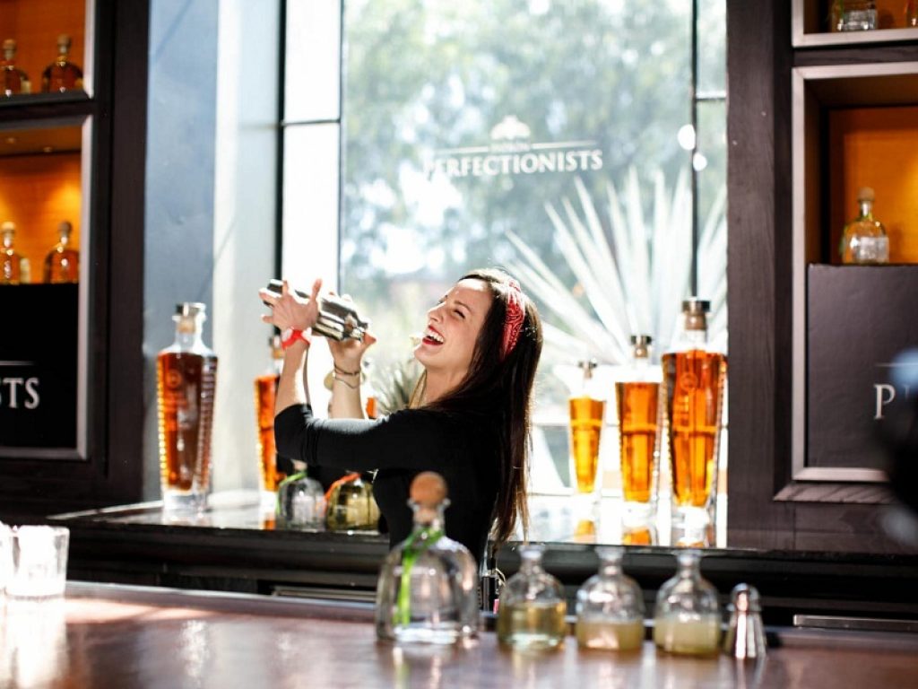 "Rosalia", il cocktail della bartender siciliana Chiara Mascellaro è stato premiato come migliore Margarita dell'anno sul sito di mixology Difford's Guide