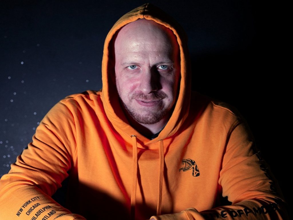 Karkano online con il brano "Serpe in senno"