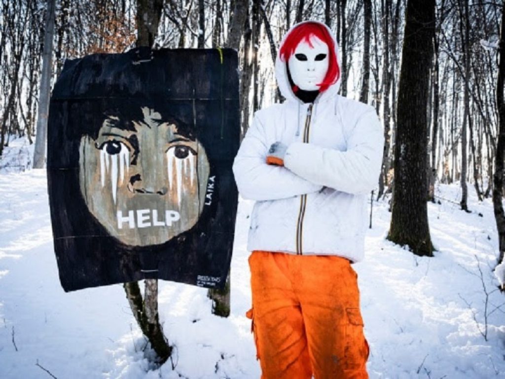 La street artist Laika sulla rotta balcanica dei migranti