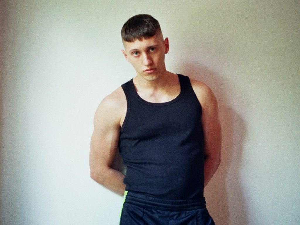 Massimo Pericolo dona la tuta di “7 miliardi”