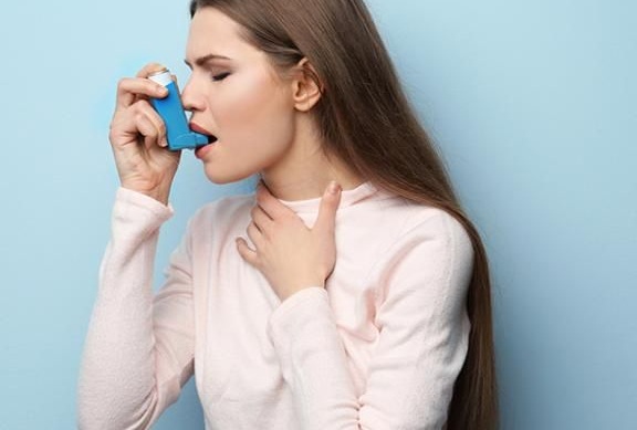 Le persone affette da asma presenterebbero rischi maggiori di sviluppare ipertiroidismo, soprattutto quelle di età superiore ai 30 anni