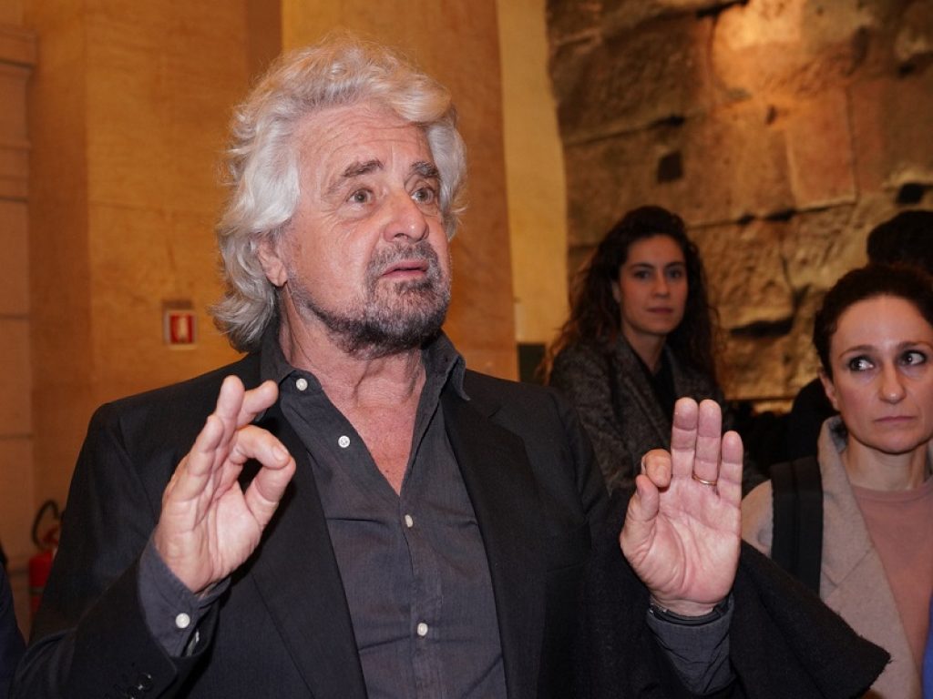 La provocazione di Beppe Grillo sul blog: “Ho fatto una considerazione, mi propongo come segretario ‘elevato’ del Pd”