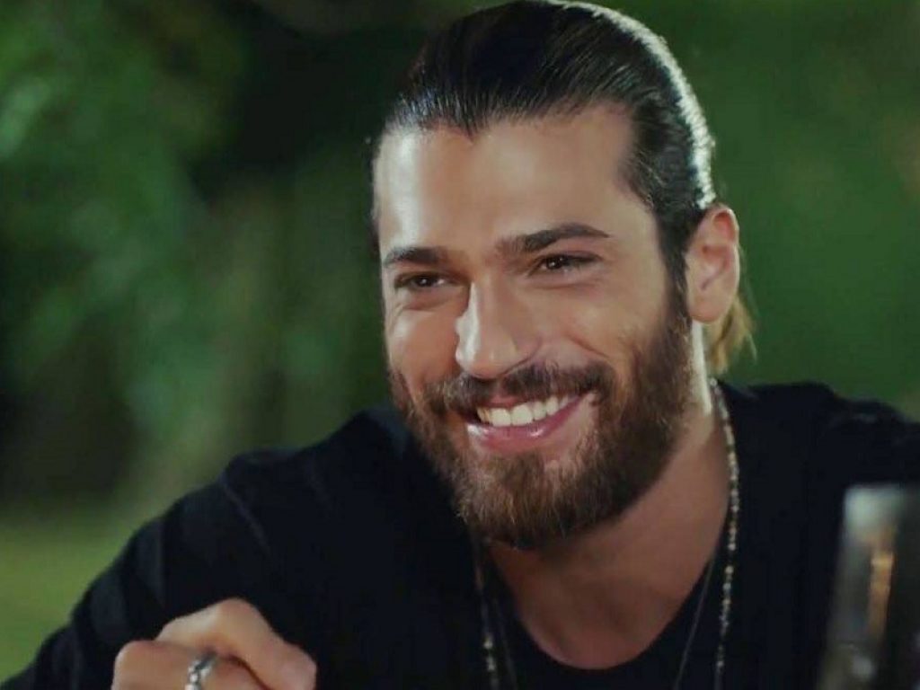 Can Yaman si allena in palestra per Sandokan