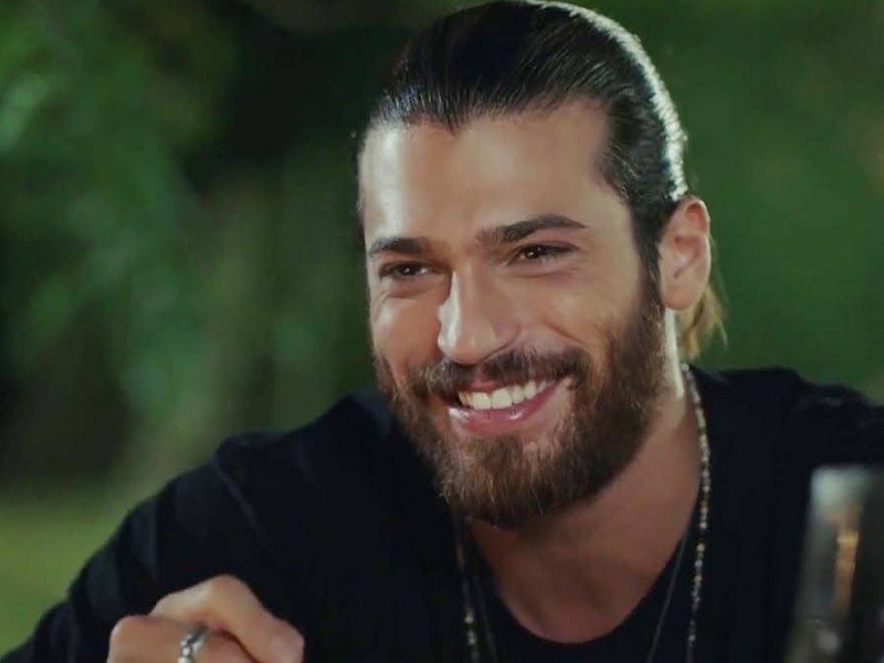 Can Yaman si allena in palestra per Sandokan
