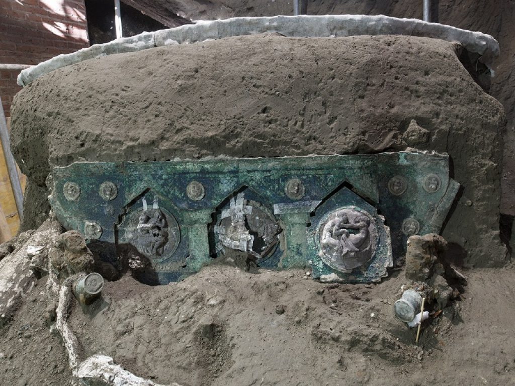 Nuova e importante scoperta al Parco archeologico di Pompei: lo scavo di Civita Giuliana restituisce un carro da parata integro