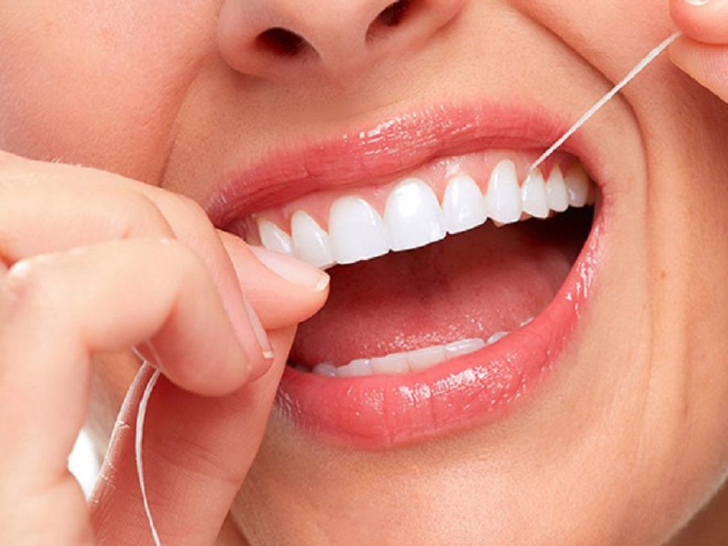 Usare il filo interdentale è importante: ecco perché