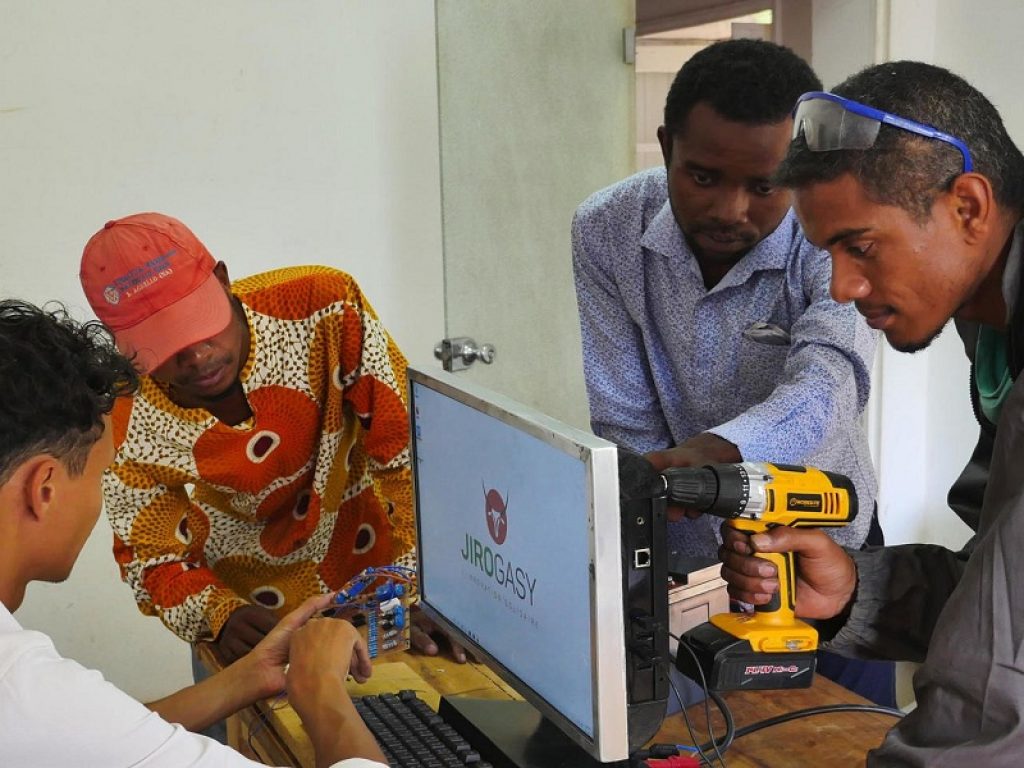 Jirodesk II: in Madagascar il computer che si alimenta con il sole
