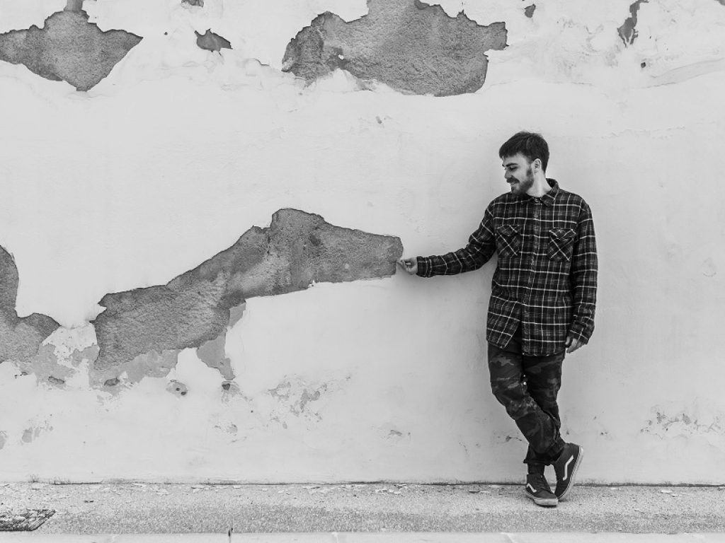 "Carezze" è il nuovo singolo del cantautore pugliese Daniele Vino