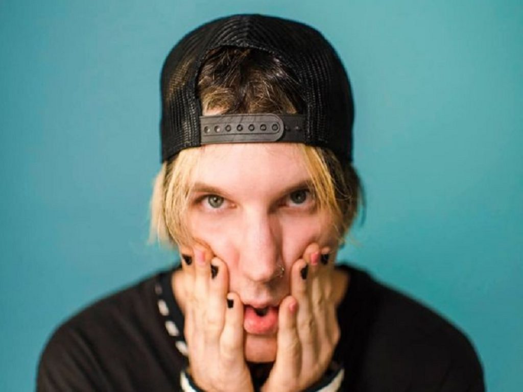 Dasty Dafreak online con "Strappi sui jeans"