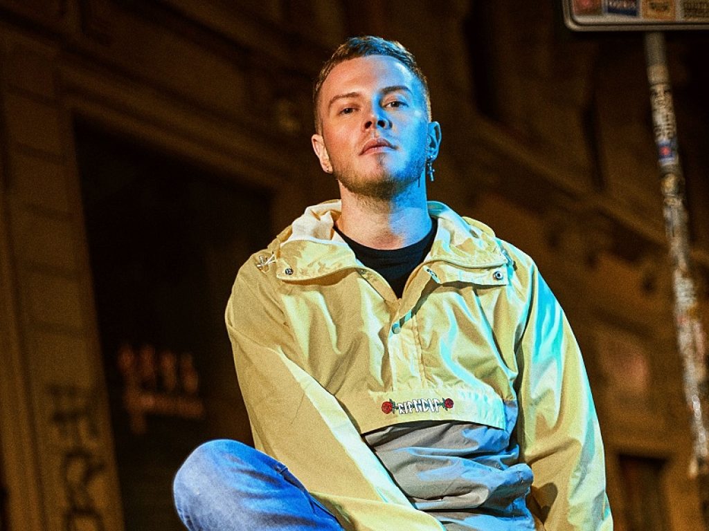 Different DNA in radio con "Crazy double life"