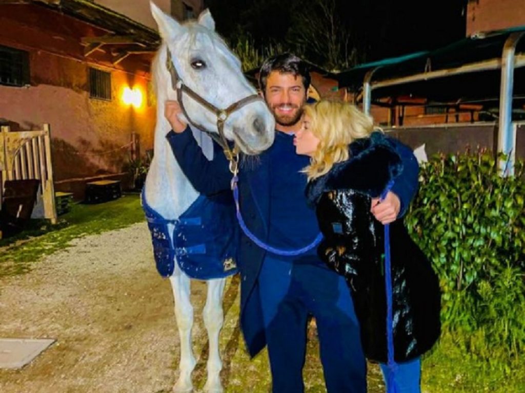 Diletta Leotta regala un cavallo bianco a Can Yaman