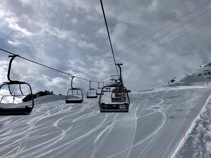 Il ministro della Salute Speranza firma lo stop allo sci fino al 5 marzo. Insorgono governatori e gestori degli impianti, da Giorgetti a D'Incà: "Subito ristori"