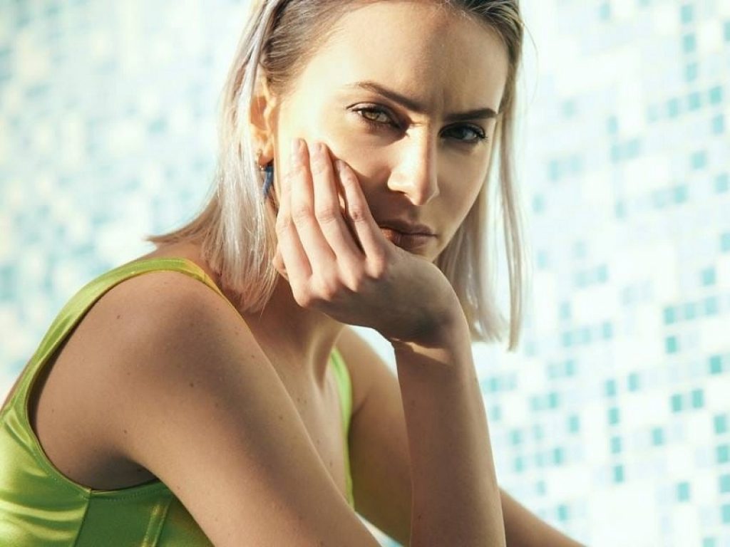 Laura Di Lenola debutta con "Swimming Pool"