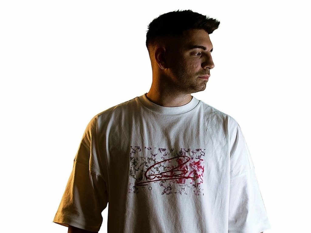 Liam in radio con il brano "Città di carta"