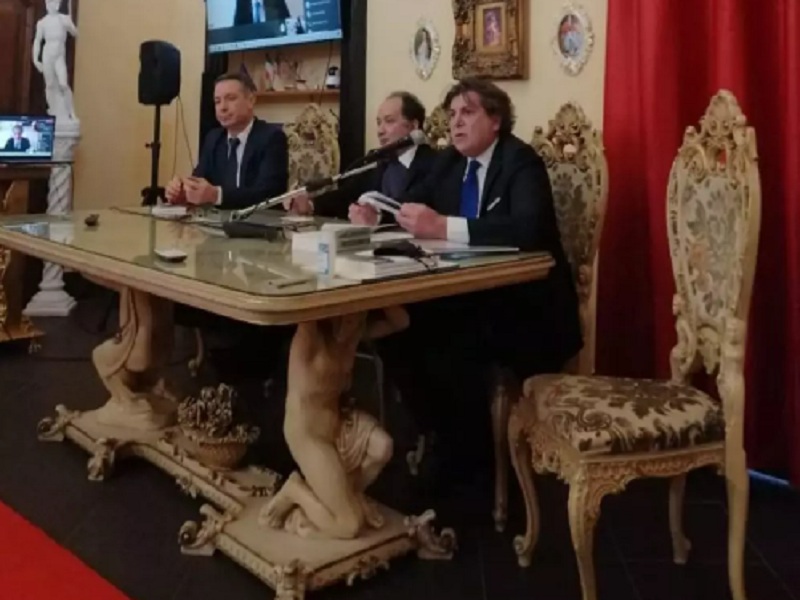 Presentazione del libro di Baroncini IL GIUDICE BAMBINO all’Istituto di criminologia di Vibo Valentia con il Rettore Saverio Fortunato.