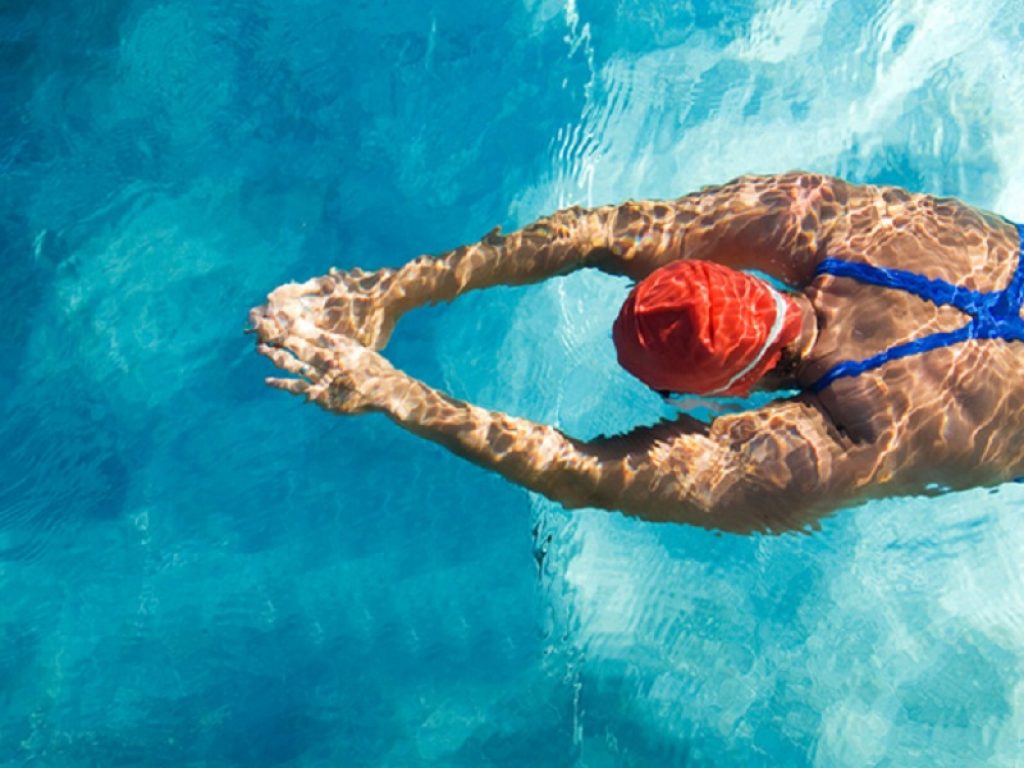 Il cloro dell'acqua della piscina alleato contro l'acne