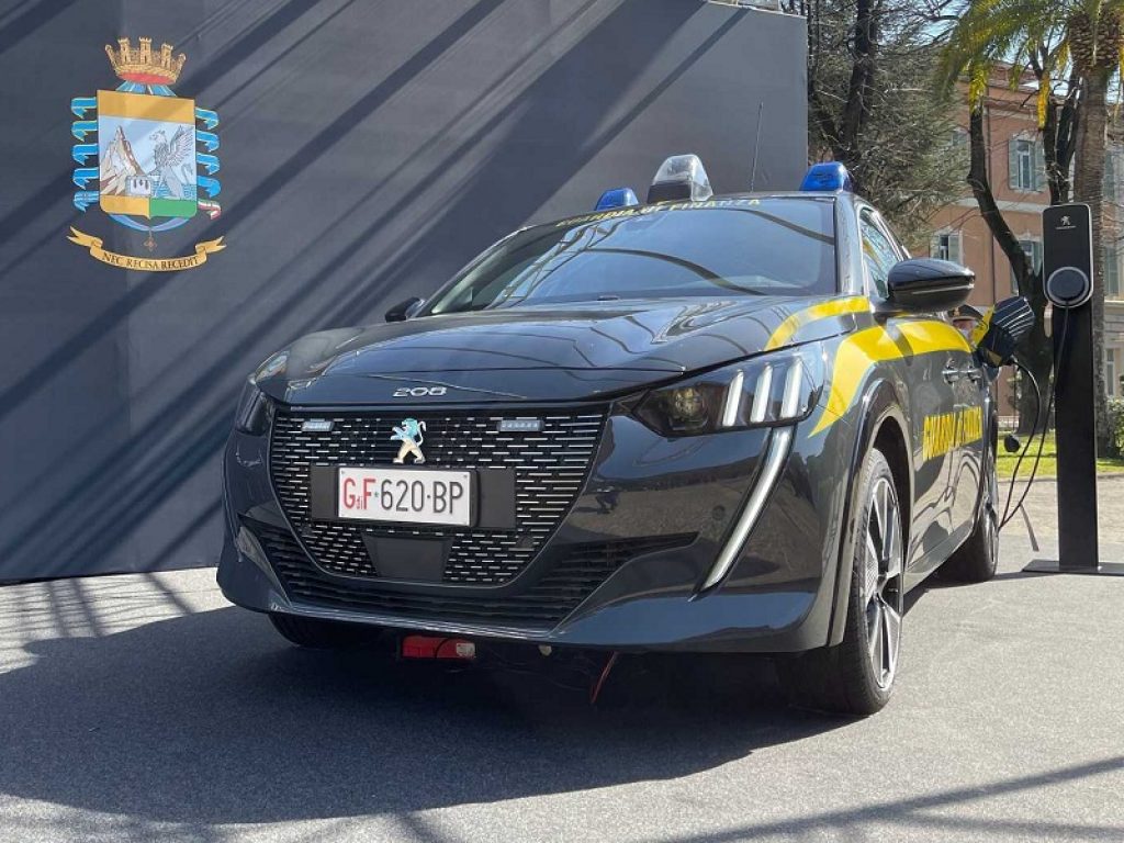 Consegnata alla Finanza la prima Peugeot E-208