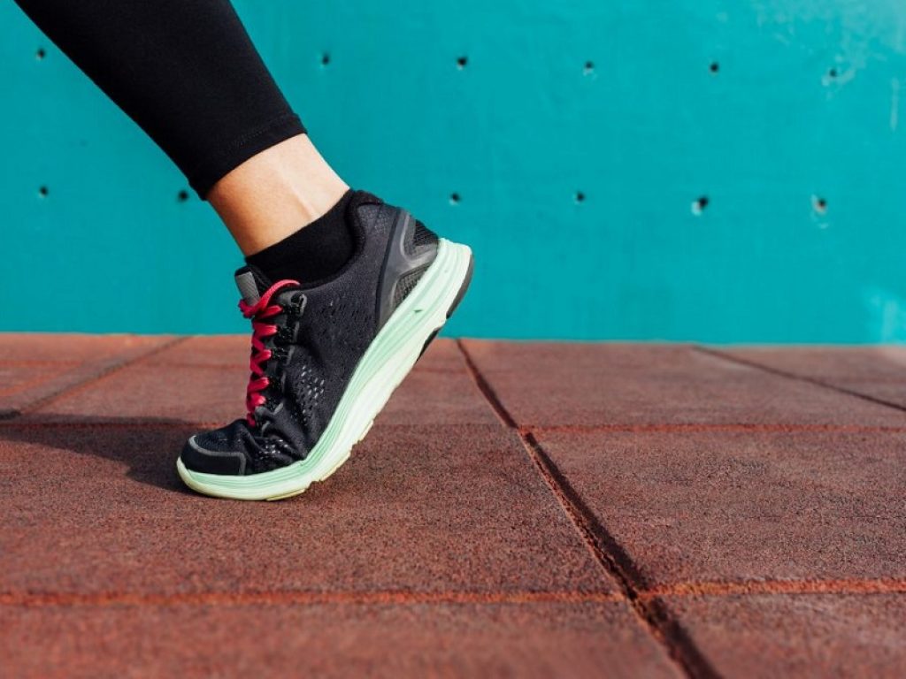 Con il tendine d’Achille degenerato arriva la borsite retrocalcaneare: dallo stretching alla chirurgia ecco i possibili trattamenti per risolvere il problema