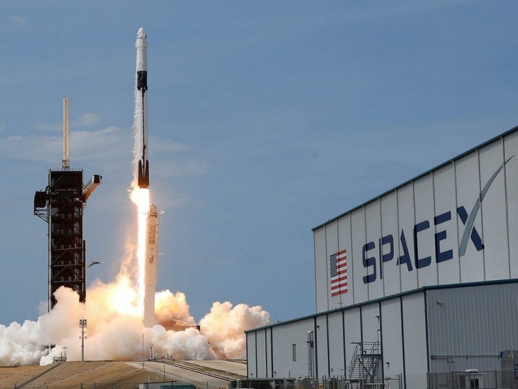Mille lettere d'amore nello spazio sul razzo Falcon 9 di SpaceX