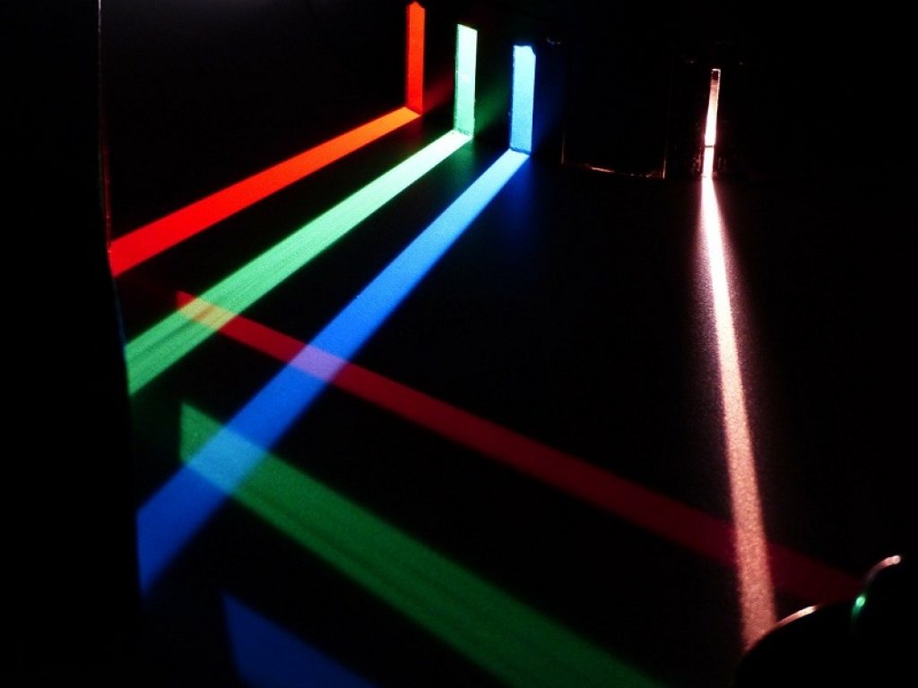 Nei laboratori di spettroscopia ultraveloce dell'ENEA si sperimentano impulsi laser ultracorti per studiare le proprietà dei materiali