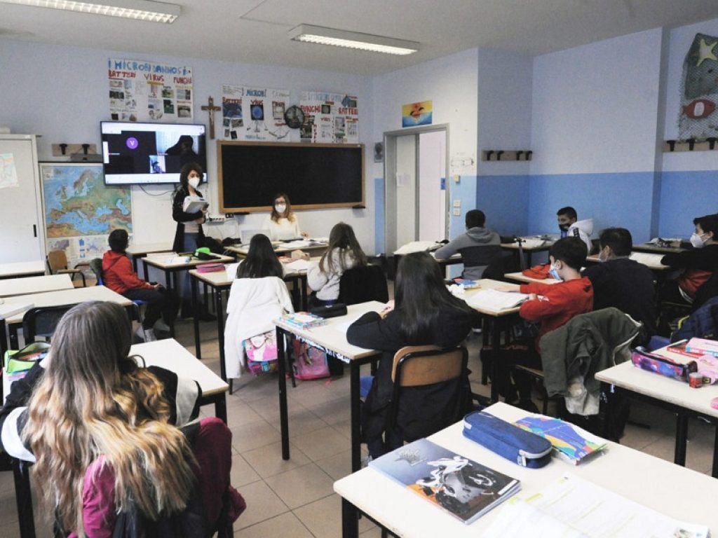 Il 15 dicembre scatta l’obbligo vaccinale per il personale scolastico. Dai presidi arrivano lamentele: "L'Amministrazione è restia a fornire chiare indicazioni o lo fa sul filo di lana"