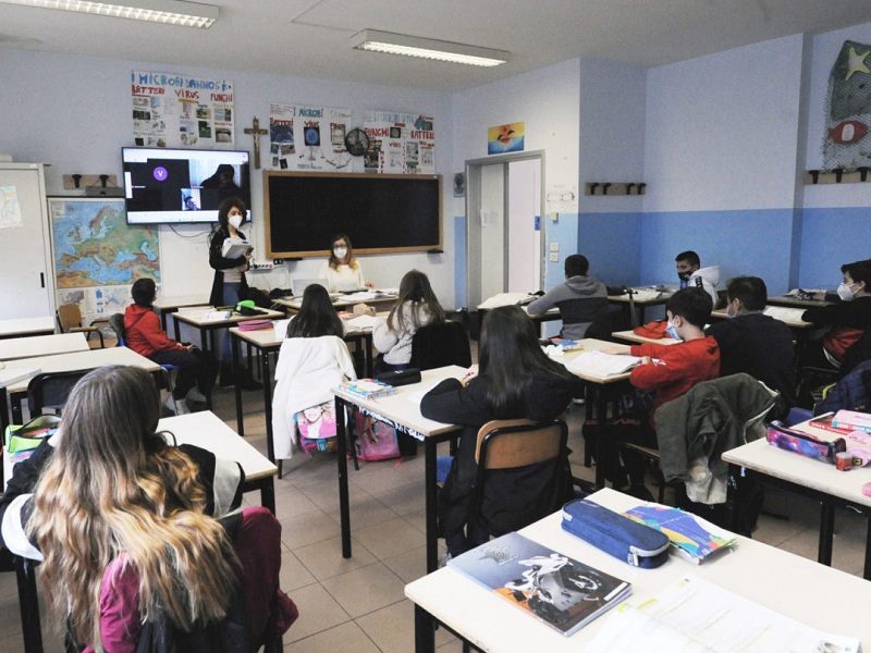 Il 15 dicembre scatta l’obbligo vaccinale per il personale scolastico. Dai presidi arrivano lamentele: "L'Amministrazione è restia a fornire chiare indicazioni o lo fa sul filo di lana"