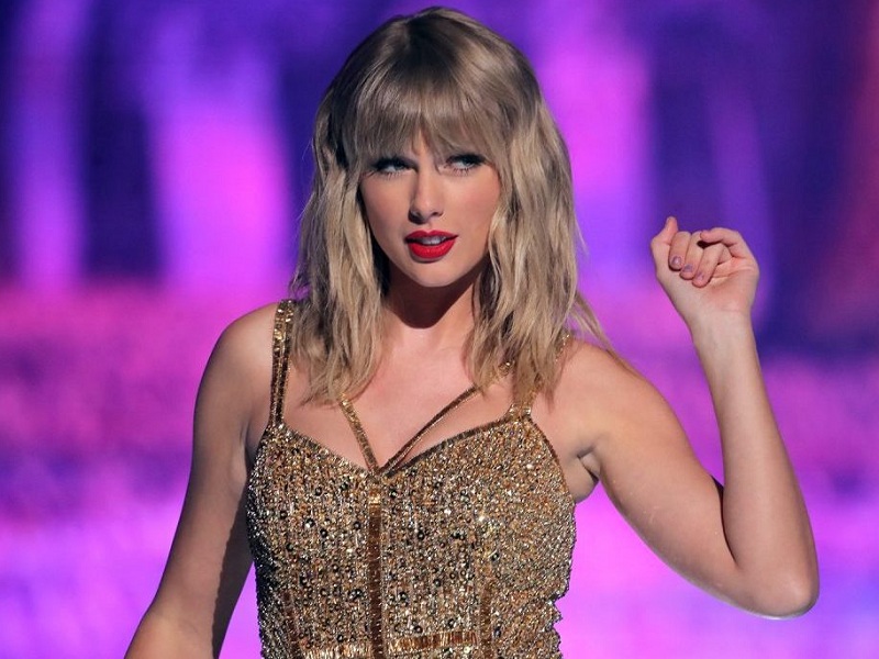Taylor Swift si riprende la sua musica e annuncia una nuova versione di “Fearless”