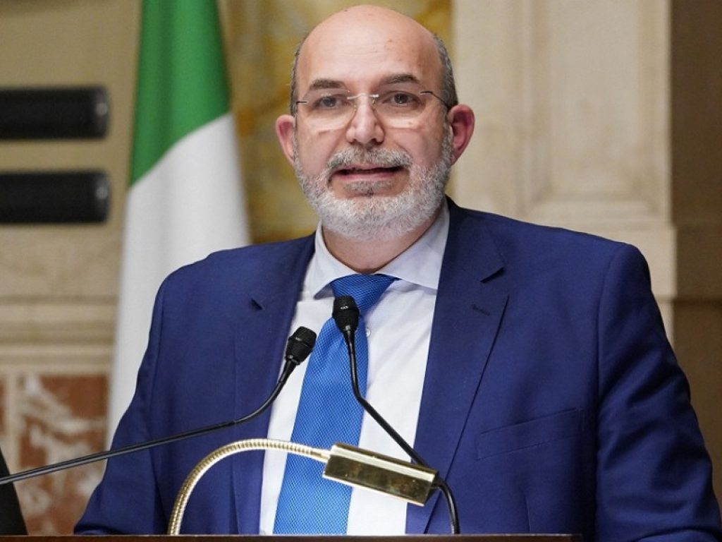 Dopo la rottura tra Grillo e Conte il Movimento 5 stelle è una polveriera. Vito Crimi minaccia di lasciare: "Sto valutando la mia permanenza"