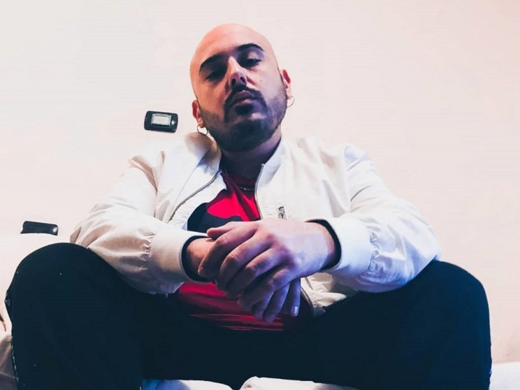 Una foto del rapper Tiacca con sguardo da duro