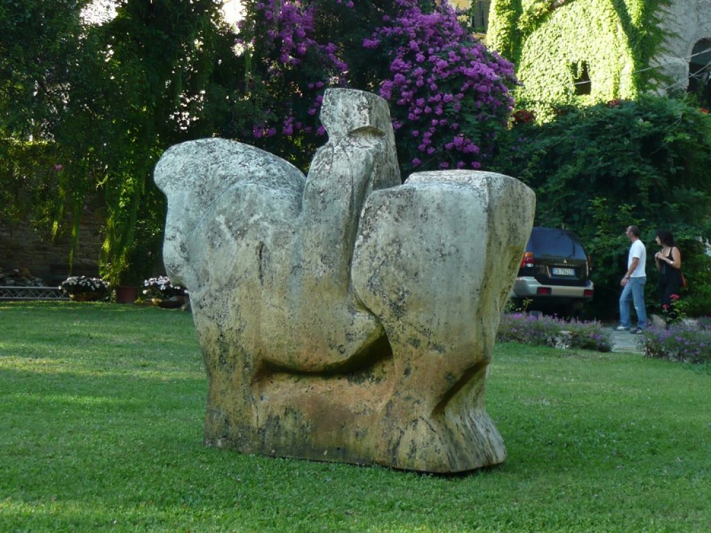 La scultura “Cavallo e cavaliere” di Ugo Guidi abbellirà Forte dei Marmi. L'opera, in travertino romano, sarà collocata in una rotonda