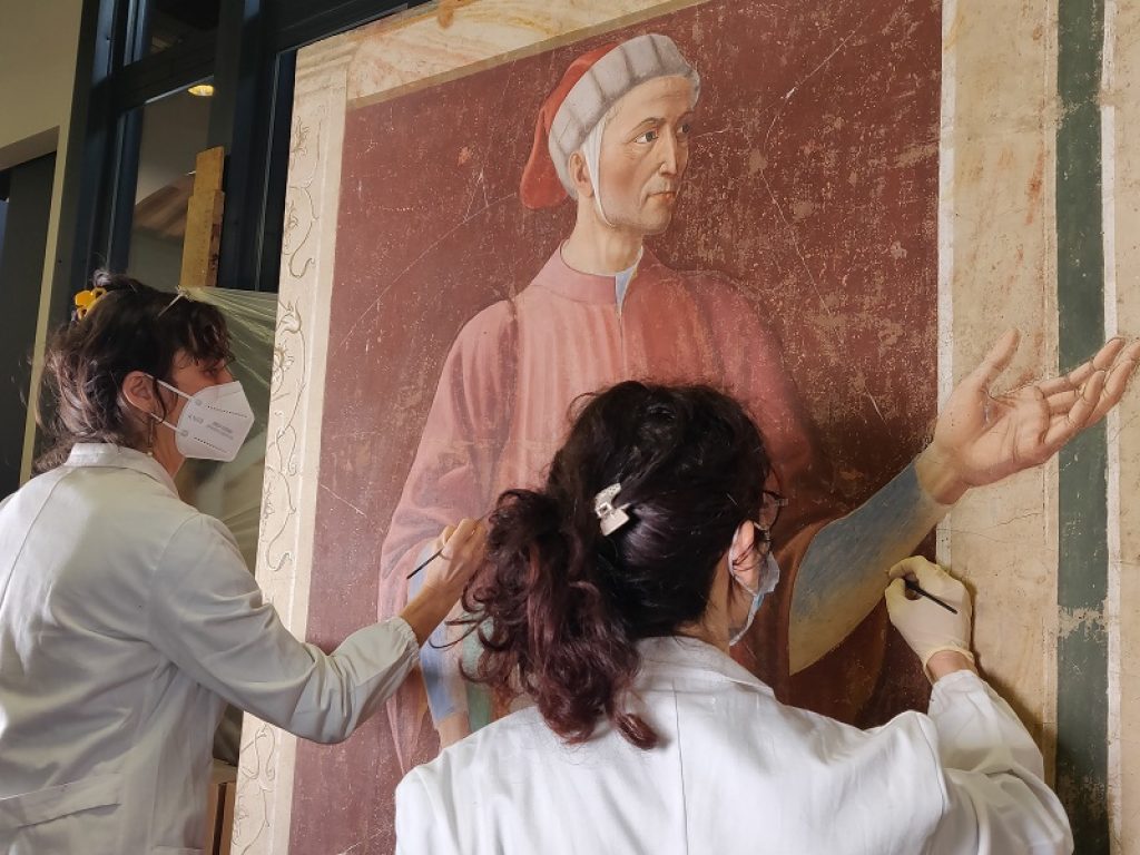 Due restauratrici lavorano al Dante Alighieri affresco Andrea del Castagno Opificio delle pietre dure