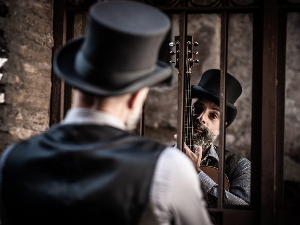 David Zulli cantante allo specchio nella foto di Barbara Ledda