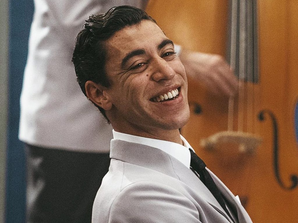Eduardo Scarpetta nei panni di Renato Carosone sorride in una scena del film Carosello Carosone su Rai 1