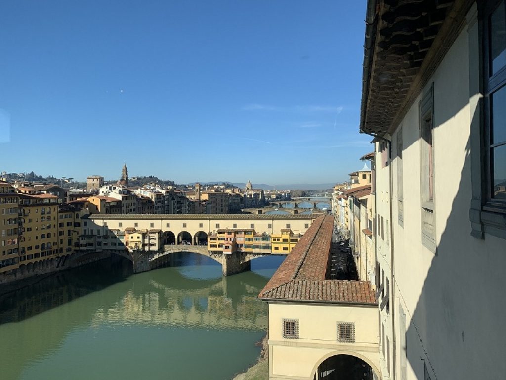 Foto dall'alto del Corridoio Vasariano delle Gallerie degli Uffizi sopra Ponte Vecchio