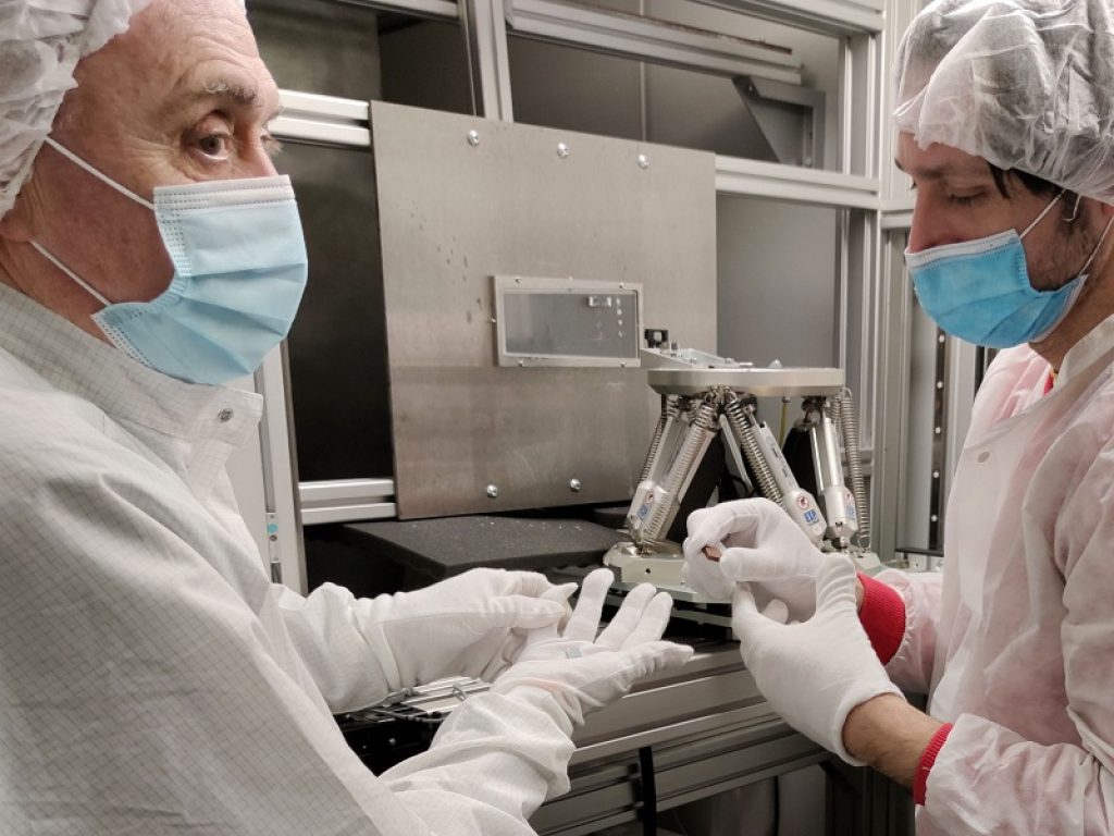 Ezio Caroli ed Enrico Virgilli, ricercatori all’Inaf Oas Bologna, con uno dei cristalli destinati a essere sottoposti al lungo test d’esposizione alla radiazione ambientale e alle variazioni termiche estreme presenti all’esterno della Stazione spaziale