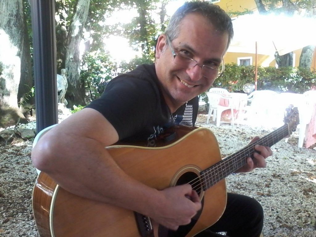 “Il paracadute di Taccola” è il nuovo e 16° album del cantautore Luca Bonaffini: il disco è disponibile su tutte le piattaforme digitali