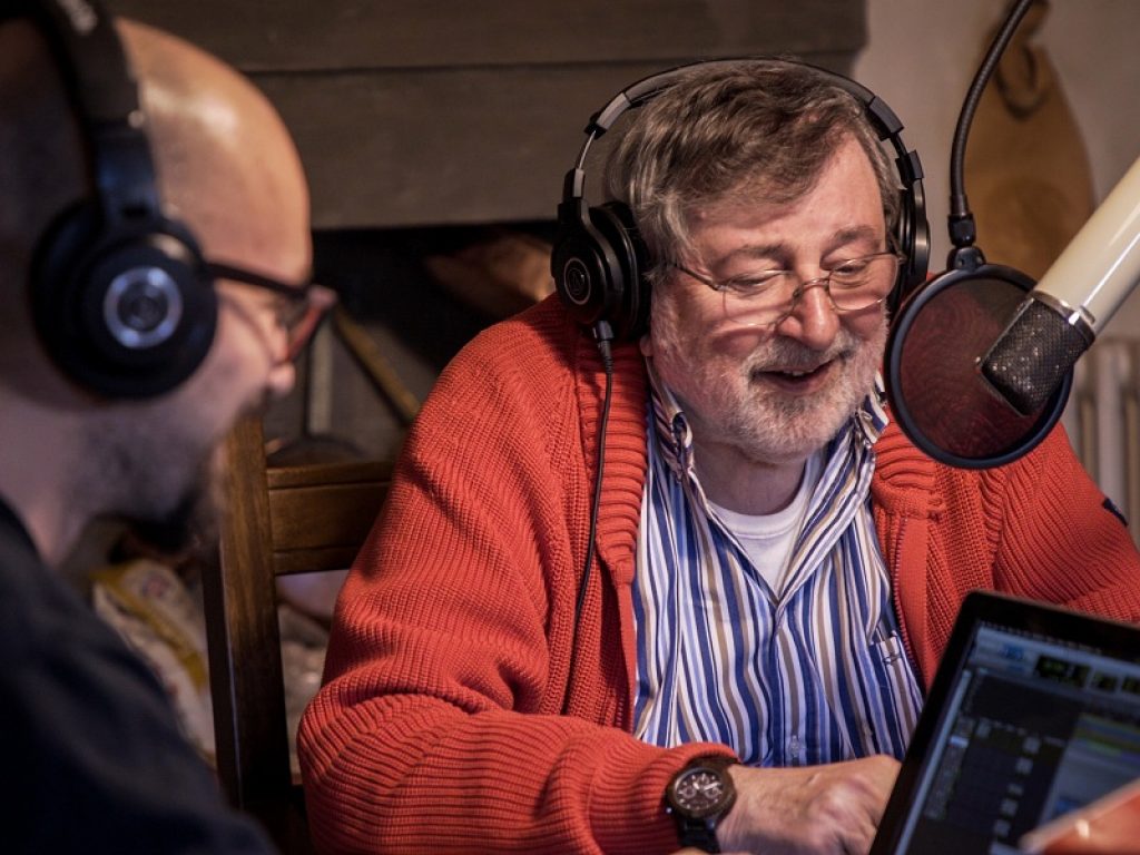 Il cantante Francesco Guccini in uno studio di registrazione