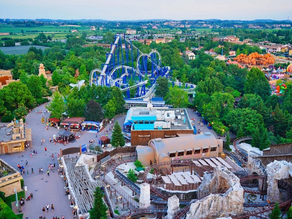 Una foto aerea del parco divertimenti Gardaland Resort