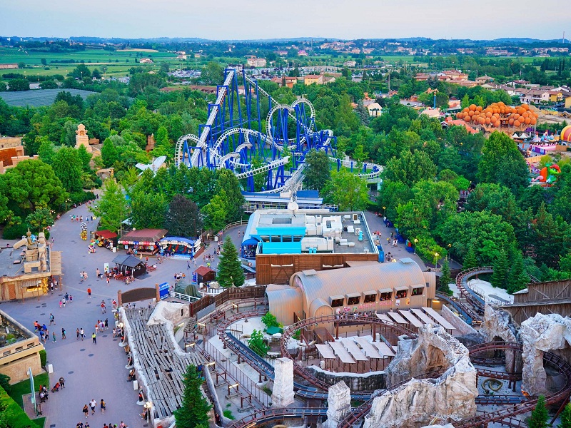 Una foto aerea del parco divertimenti Gardaland Resort